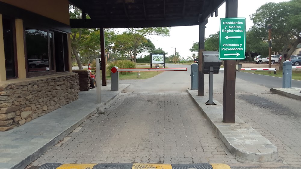 Barrera Serie PS instalada en acceso vehicular de barrio privado o estacionamiento
