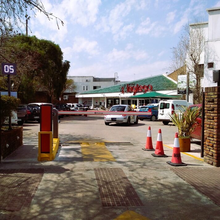 Supermercado Tienda Inglesa Arocena - Control de acceso iParkings