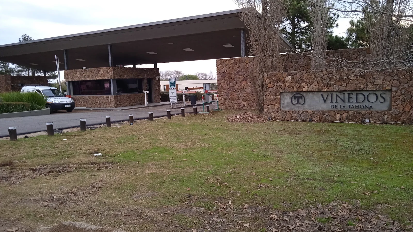 Cámara LPR y barrera automática en acceso de Viñedos de la Tahona