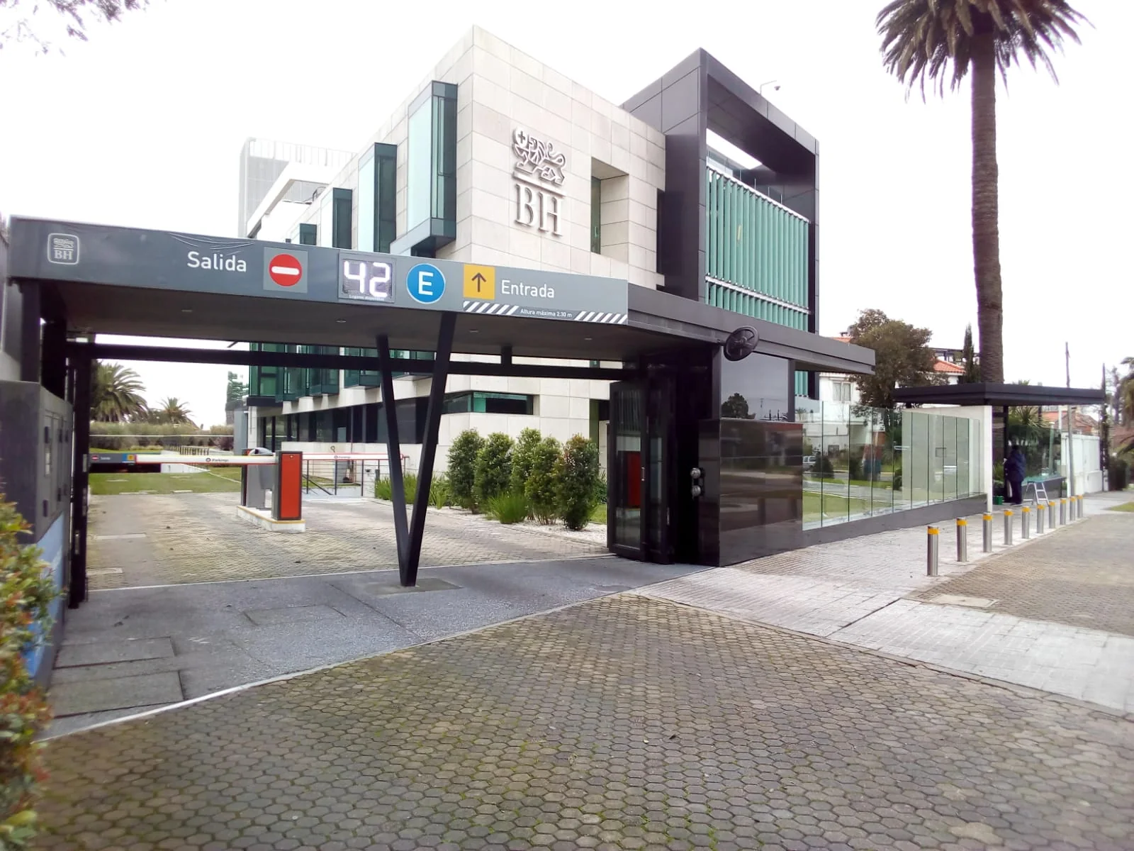 Hospital Británico Carrasco - Control de acceso vehicular y guiado inteligente iParkings