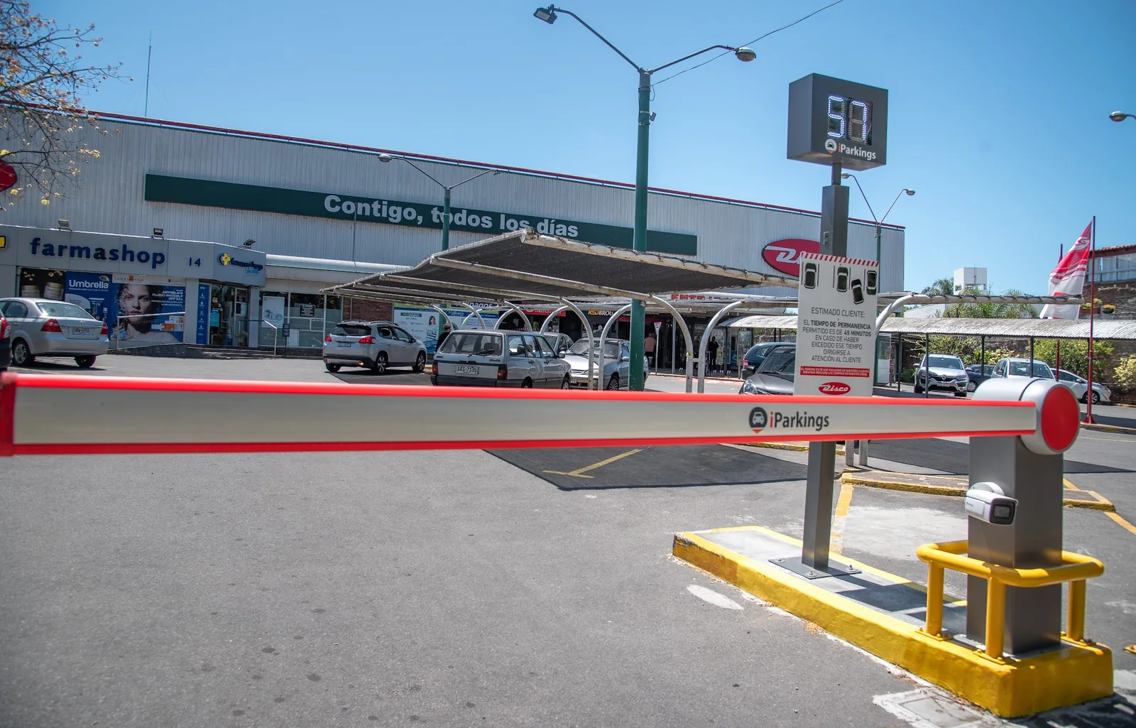 Doble carril con lectura LPR y barreras automáticas en Supermercados Disco