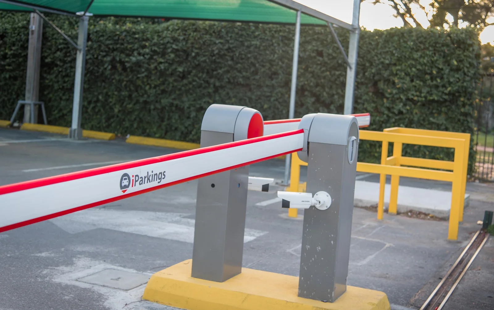 Cámara LPR y barrera automática en Tienda Inglesa Portones