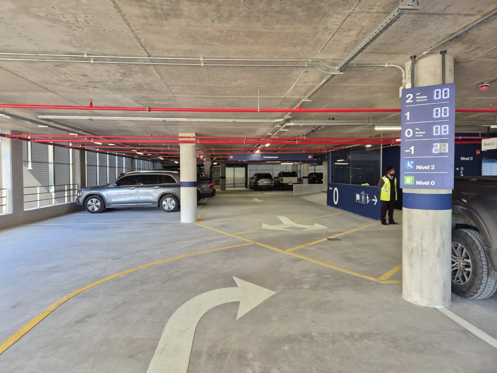 Cartel matriz LED multinivel de lugares libres en Aeropuerto de Carrasco