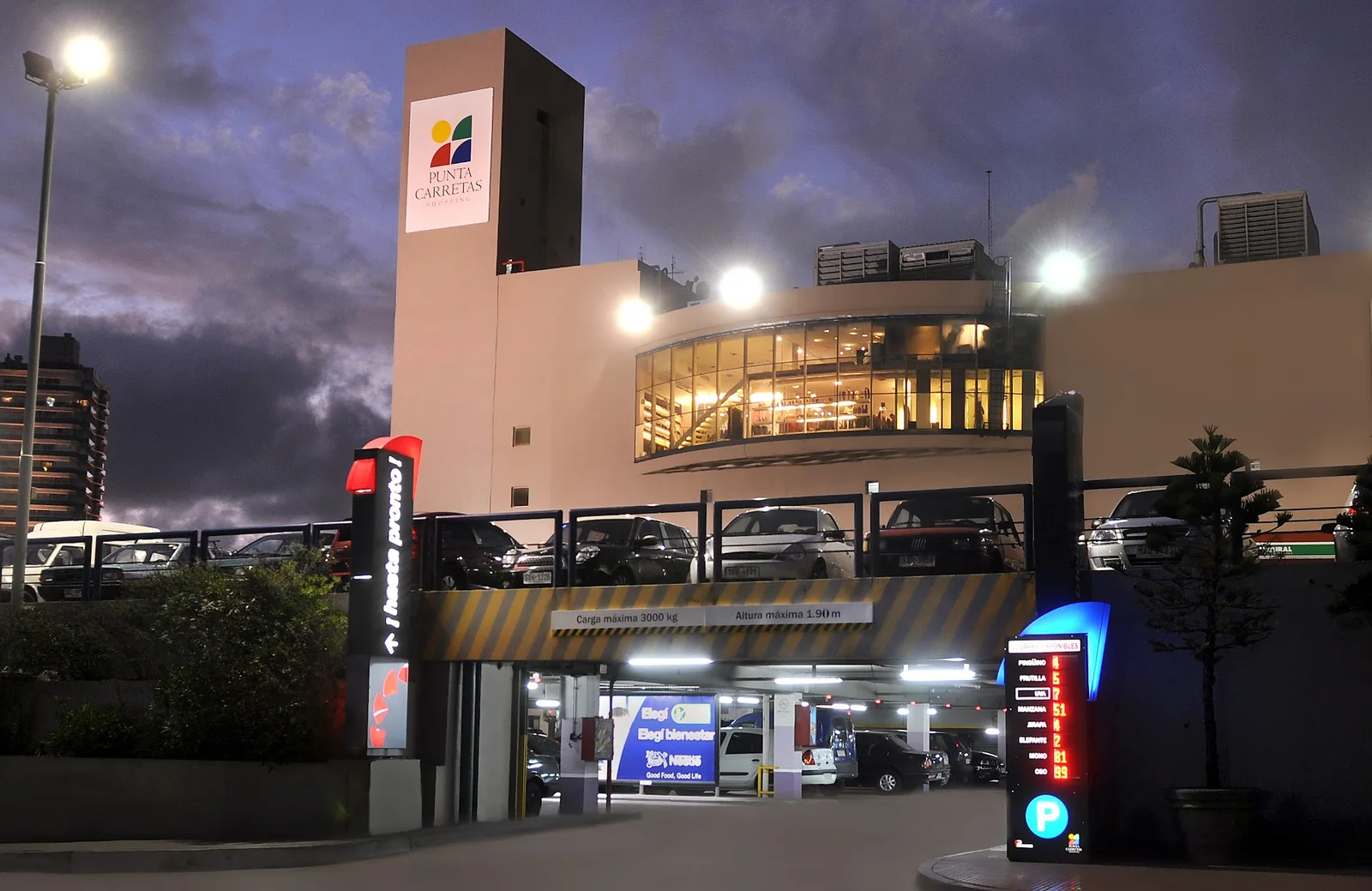 Tótem exterior de disponibilidad PGS en Punta Carretas Shopping