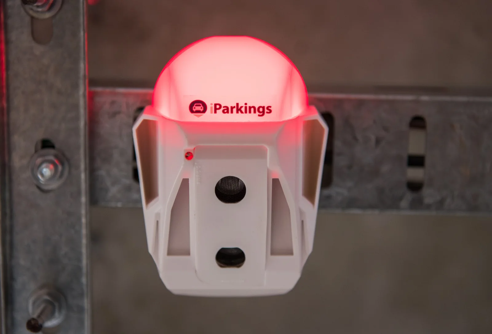 Sensor ultrasónico PGS iParkings con indicador LED rojo de plaza ocupada