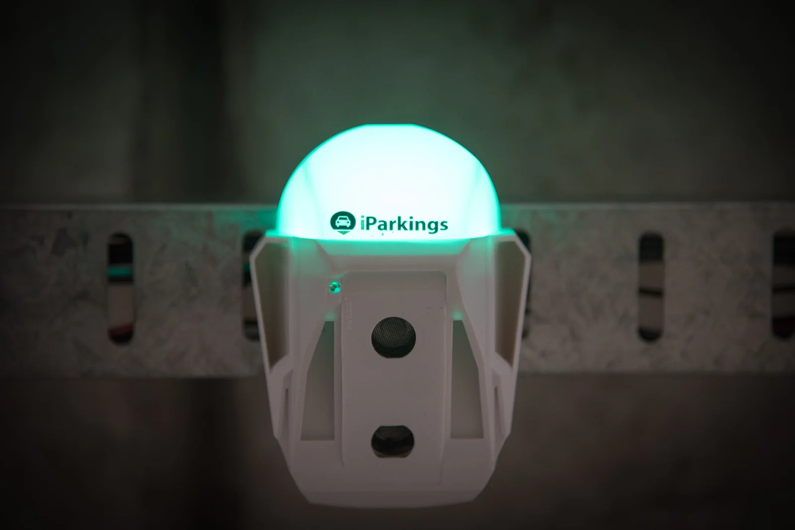 Sensor ultrasónico e inalámbrico de guiado iParkings