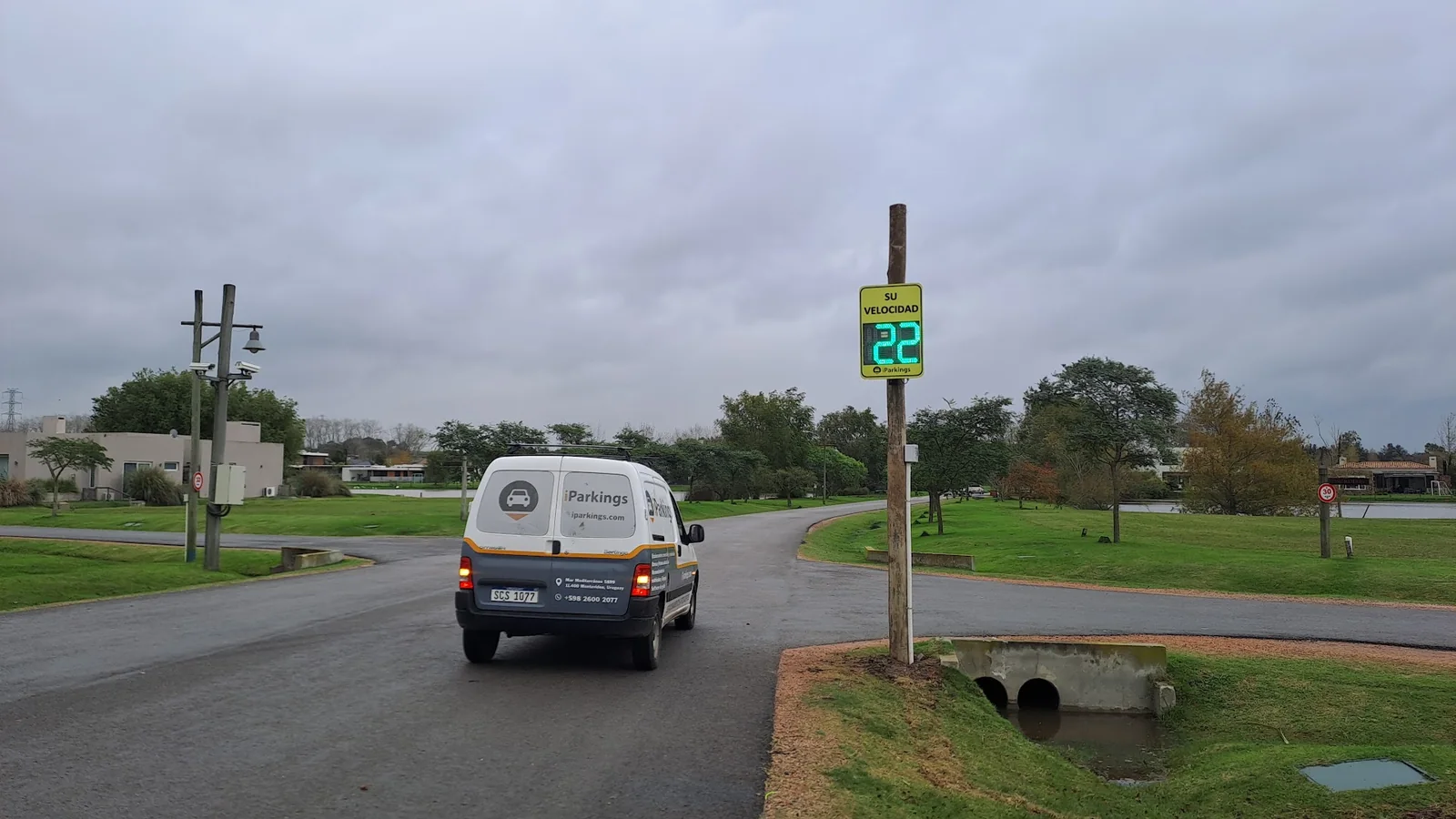 Radar pedagógico solar iParkings marcando velocidad en verde en barrio privado