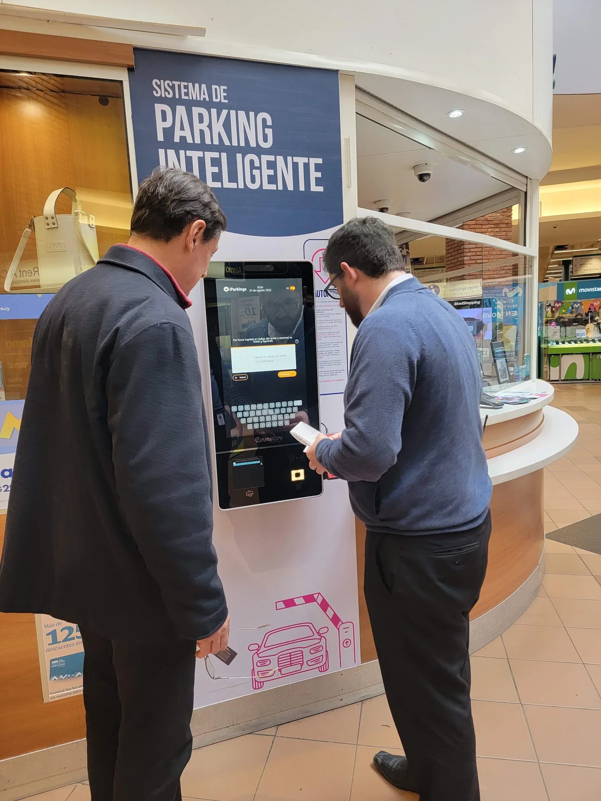 Usuarios abonando en terminal de cobro automático iParkings