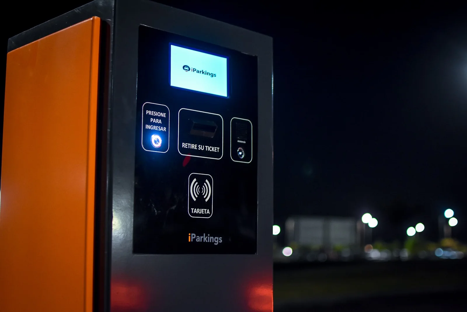 Terminal de cobro y emisión de tickets en estacionamiento de aeropuerto