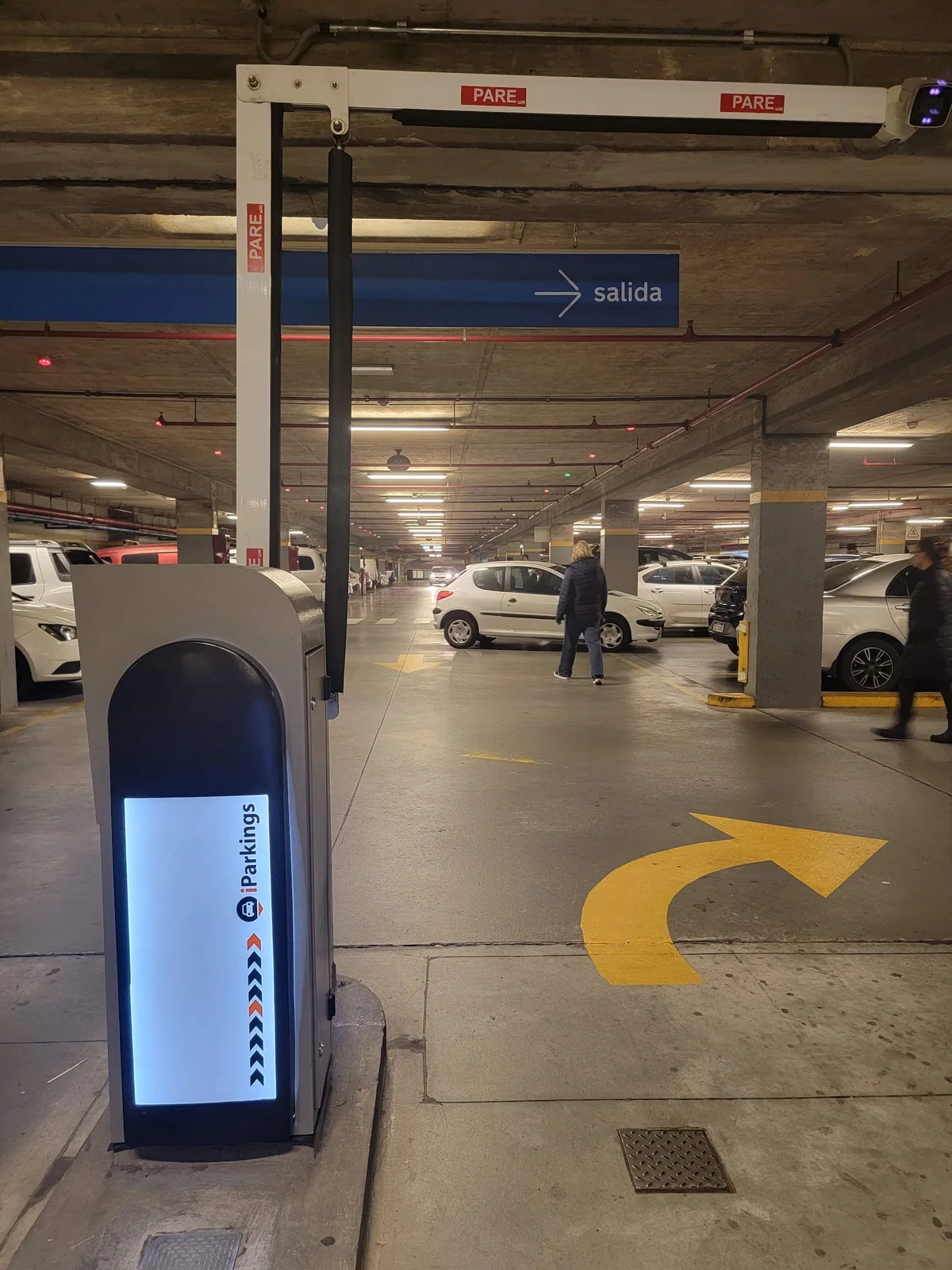 Tótem LED y barrera vehicular en Terminal Tres Cruces Montevideo