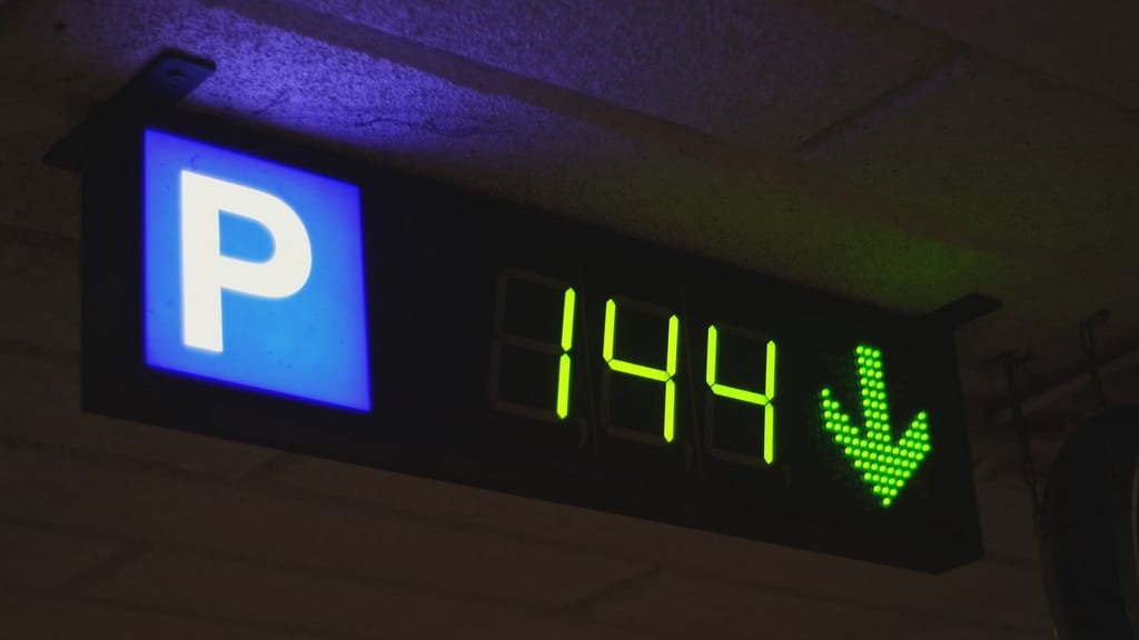 Carteles Dinámicos para Estacionamientos: Información en Tiempo Real con Tecnología iParkings