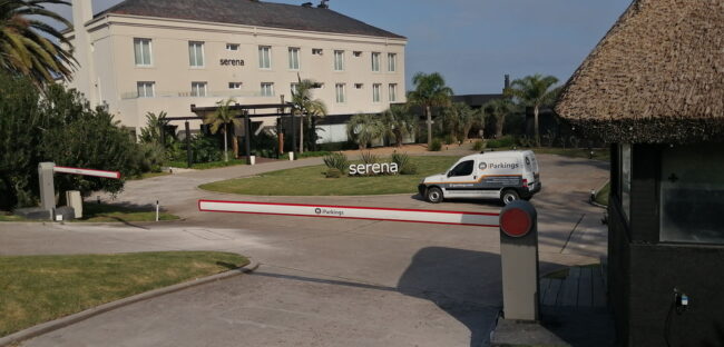 Control de acceso vehicular en un hotel