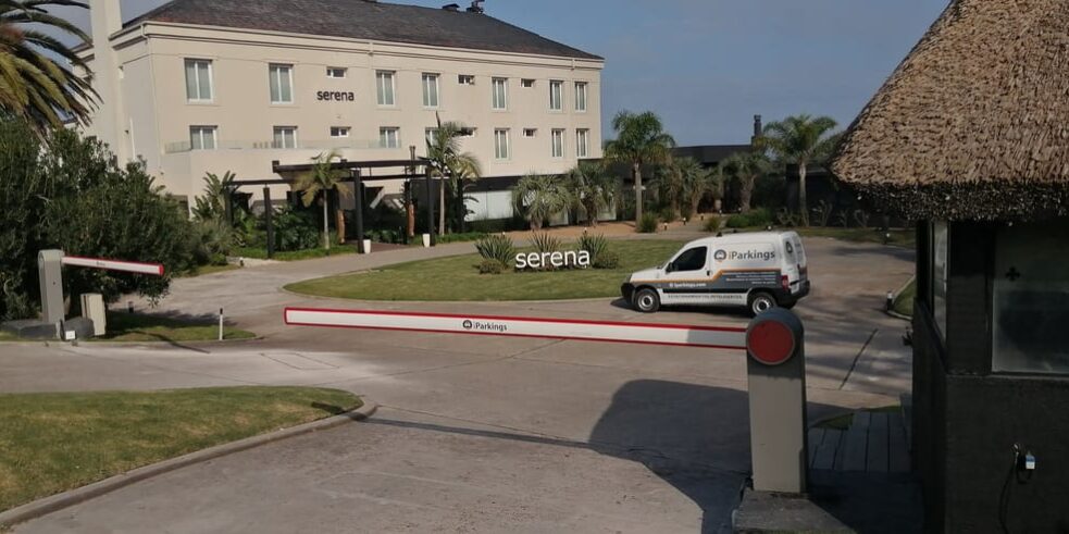 Control de acceso vehicular en un hotel