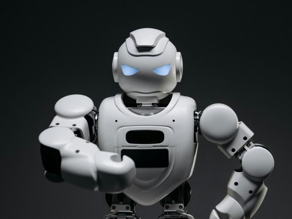 Explora las principales tendencias tecnológicas para la movilidad urbana en 2025: IoT, IA, MaaS, electromovilidad, realidad aumentada y blockchain transforman nuestras ciudades.