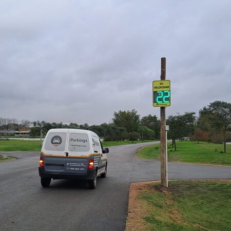 Radar de velocidad iParkings instalado en barrio privado de uruguay