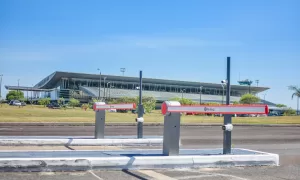 barreras vehiculares en estacionamiento de aeropuerto