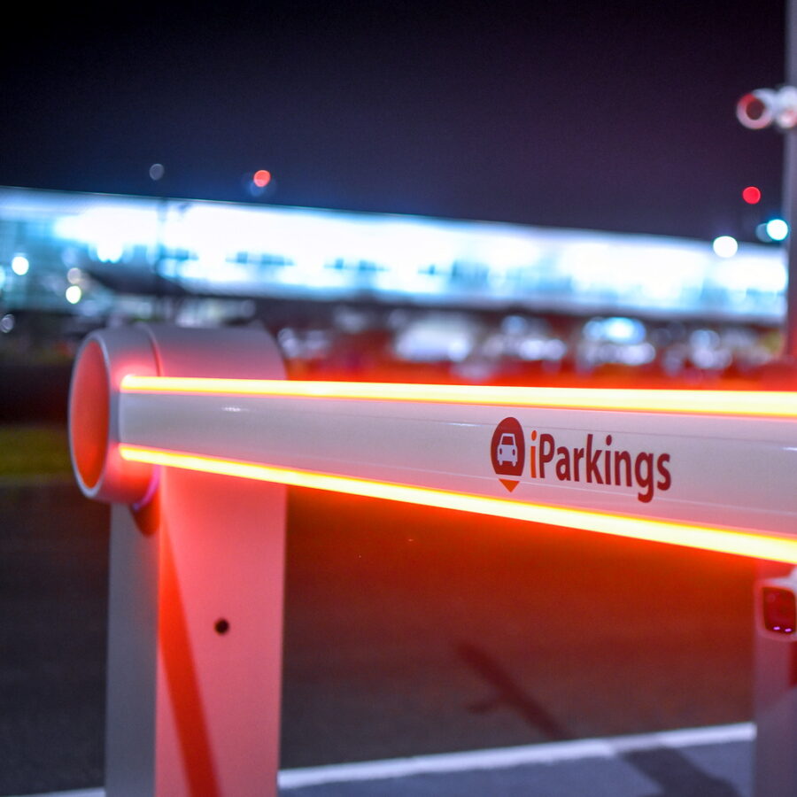 Detalle del brazo LED de la barrera automática vehicular DITEC QIK7