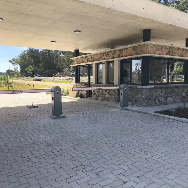 Barreras automáticas vehiculares controlan el acceso vehiciular en un barrio privado