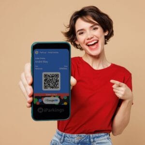 Mujer mostrando la aplicación de pago de estacionamiento PagoParking en su teléfono
