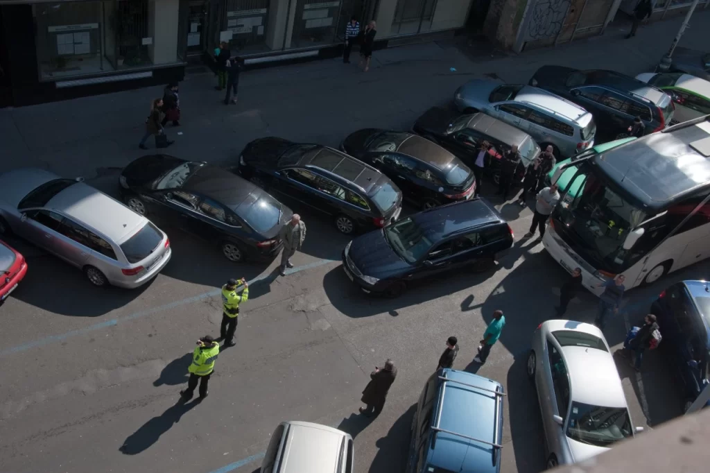 En muchas ciudades, encontrar lugar para estacionar en la vía pública se ha vuelto una tarea casi imposible. El estacionamiento tarifado surge como una herramienta clave para ordenar el uso del espacio, mejorar la rotación, desalentar los abusos y potenciar el comercio local. Con tecnología como sensores de disponibilidad y sistemas de control inteligente, es posible transformar el caos en eficiencia urbana.