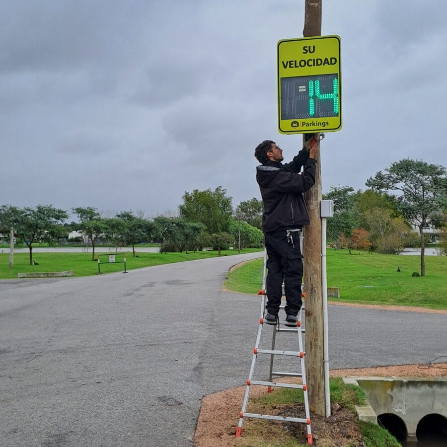 radar de velocidad iParkings control vehicular inteligente Uruguay