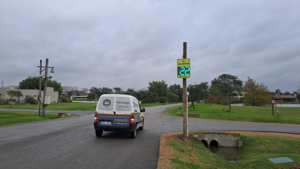 Radares de velocidad para barrios privados iParkings mostrando la velocidad en LED verde