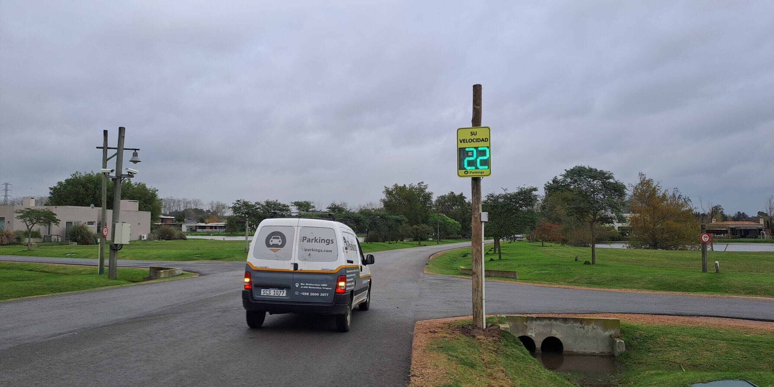 Radares de velocidad para barrios privados iParkings mostrando la velocidad en LED verde