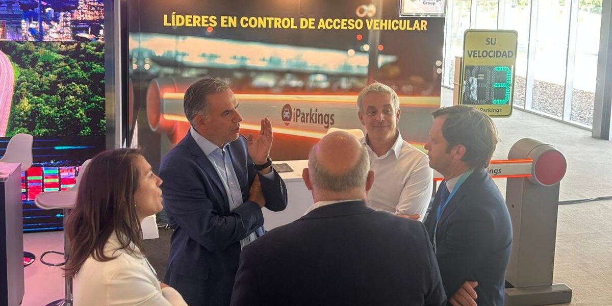 Presidente de la Republica Oriental del Uruguay visita stand de iParkings