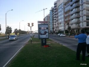 Cartel en via pública iParkings que muestra disponibilidad de estacionamiento