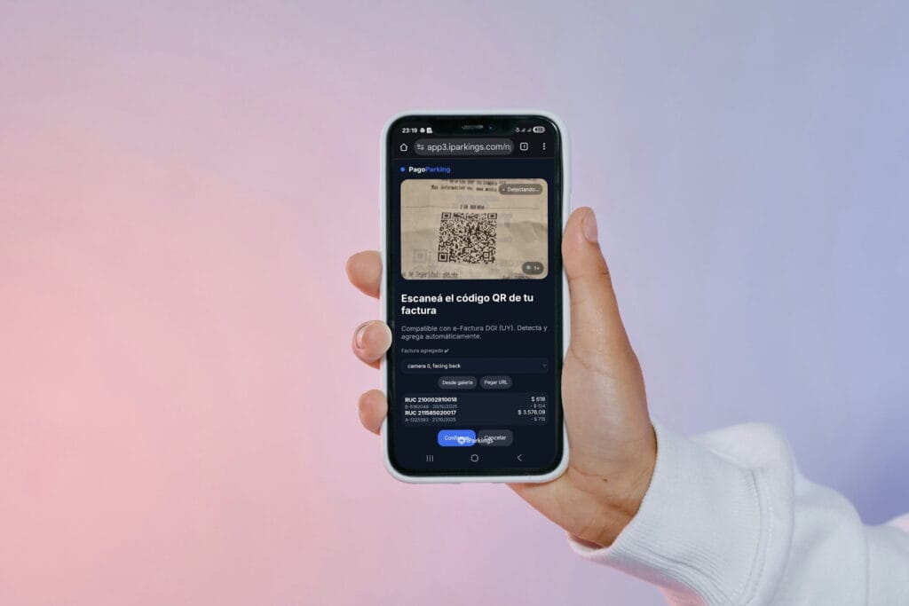 Pago de estacionamiento y descuento de facturas QR en telefono móvil