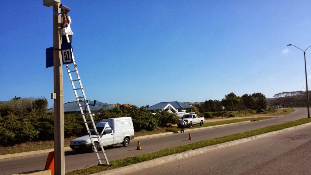 Instalación de un radar de velocidad en Punta del Este