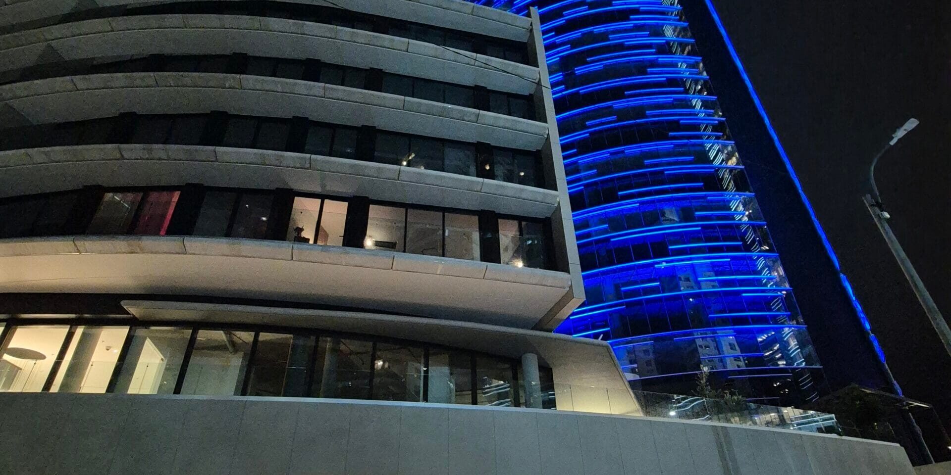 Estacionamiento inteligente en Cosmos Montevideo con tecnología iParkings y sistema de guiado de plazas y control de acceso vehicular