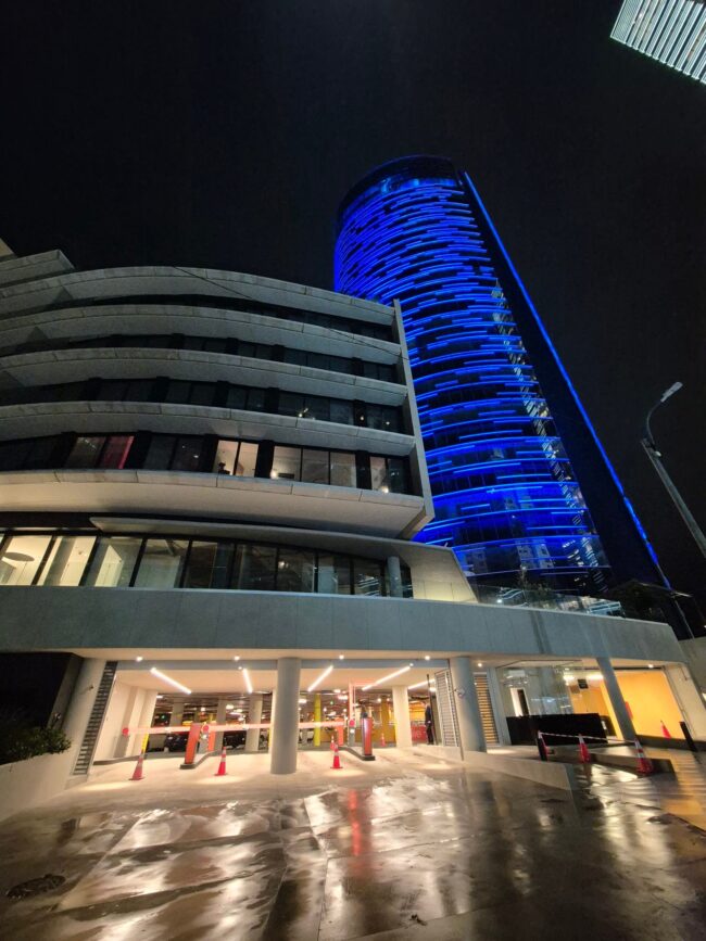 Estacionamiento inteligente en Cosmos Montevideo con tecnología iParkings y sistema de guiado de plazas y control de acceso vehicular