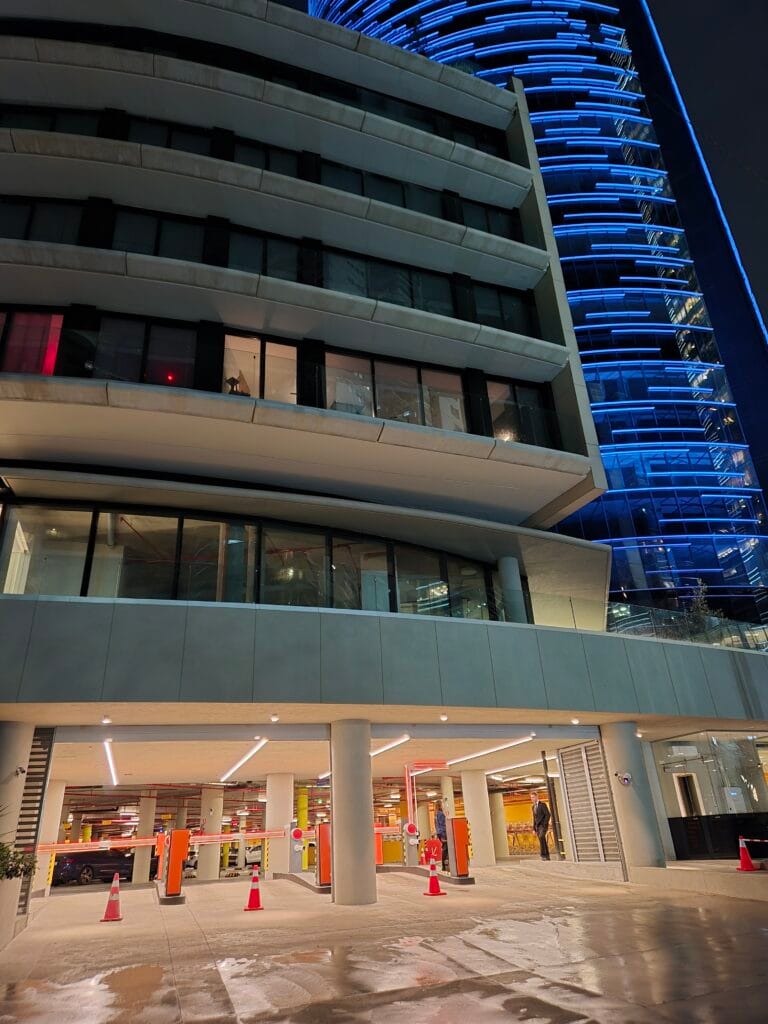 Acceso al estacionamiento inteligente de Cosmos Montevideo con barreras automáticas iParkings y control de acceso vehicular