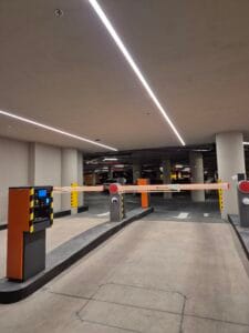 Control de acceso vehicular con barreras automáticas iParkings en el estacionamiento inteligente de Cosmos Montevideo